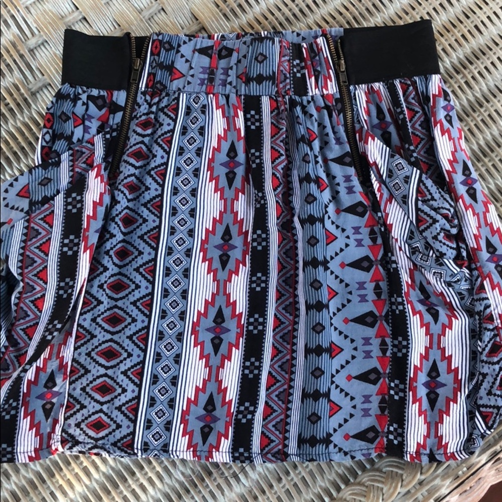 Patterned mini skirt with pockets